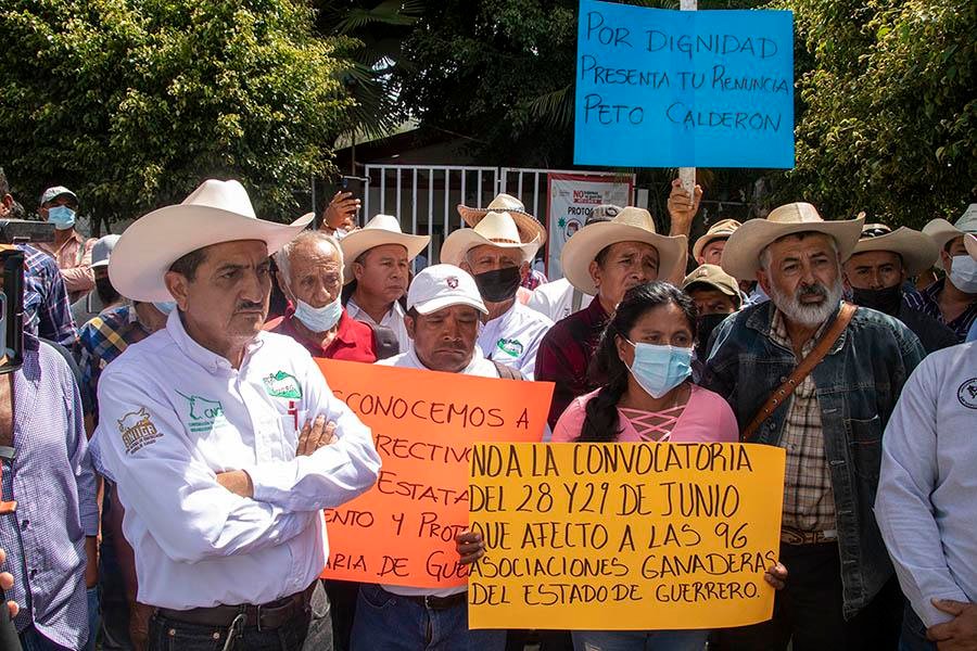 Ganaderos y campesinos exigen la salida del titular de Sagadegro Jorge Peto Calderón