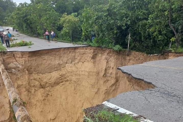 Lluvias destrozan carretera en La Montaña de Guerrero
