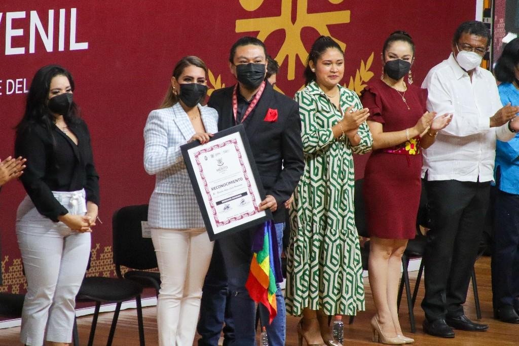 Activista de las poblaciones LGBTTT+ recibe reconocimiento al Mérito Juvenil 2022