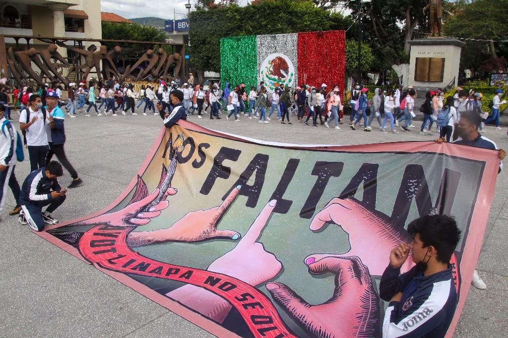 Protestan normalistas por los 43 en Chilpancingo