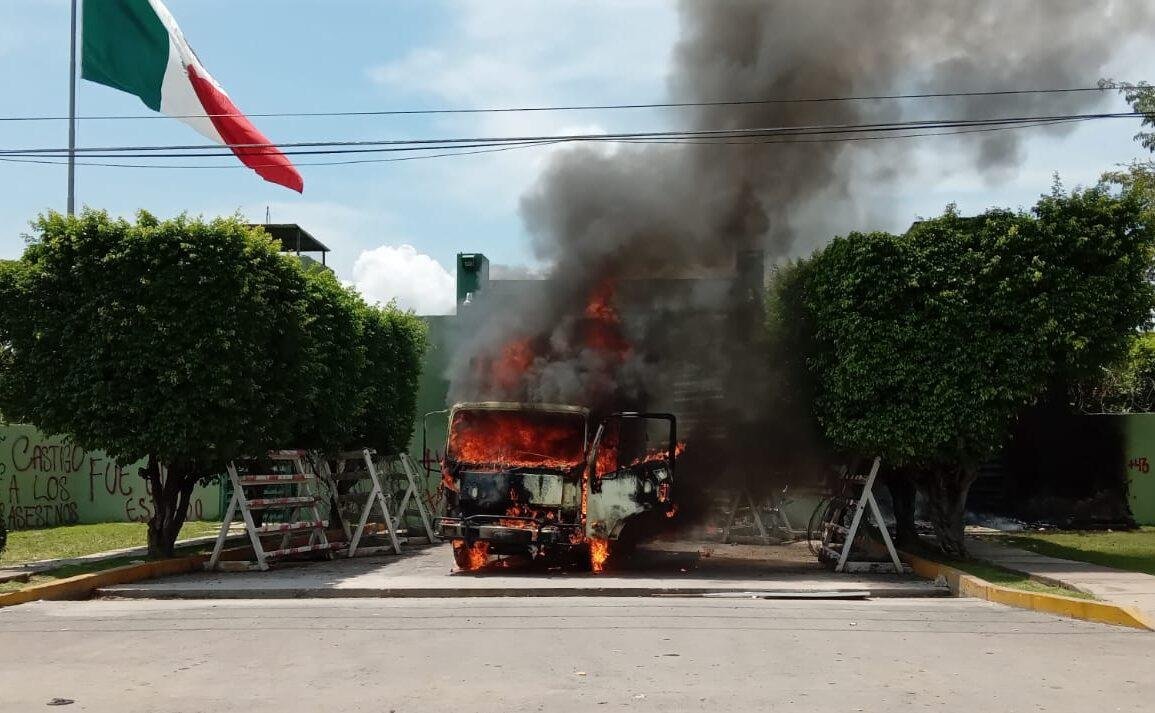 Normalistas de Ayotzinapa incendiaron la entrada principal del 27 Batallón de Infantería en Iguala