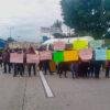 Padres de familia bloquearon autopista para exigir maestros