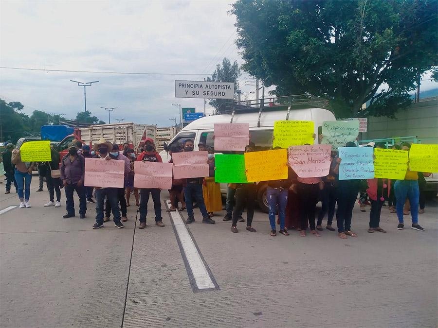 Padres de familia bloquearon autopista para exigir maestros