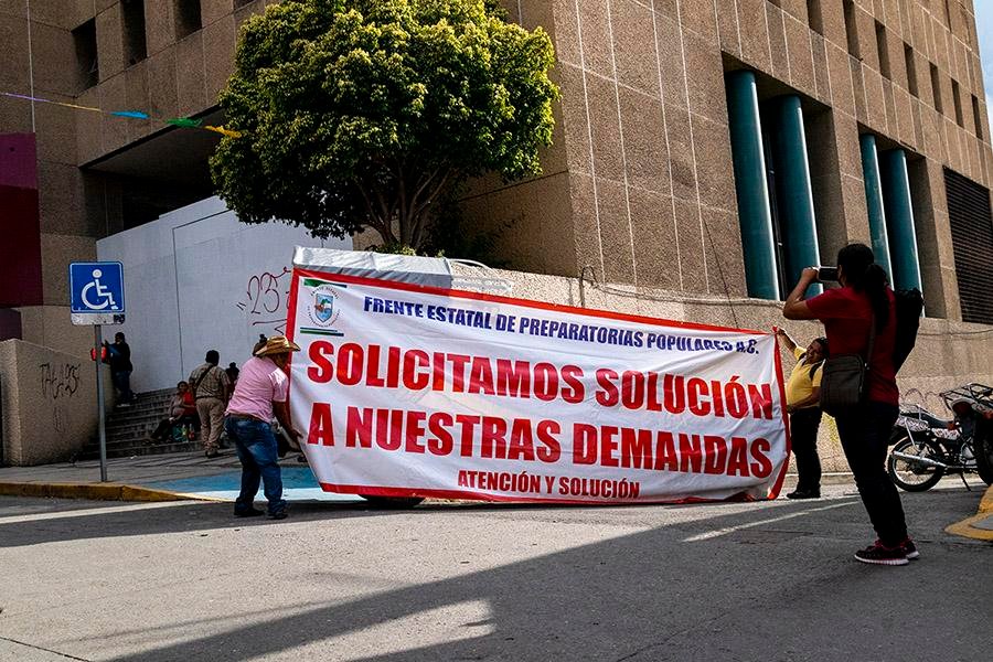 Prepas Populares bloquean el centro de Chilpancingo, exigen reconocimiento
