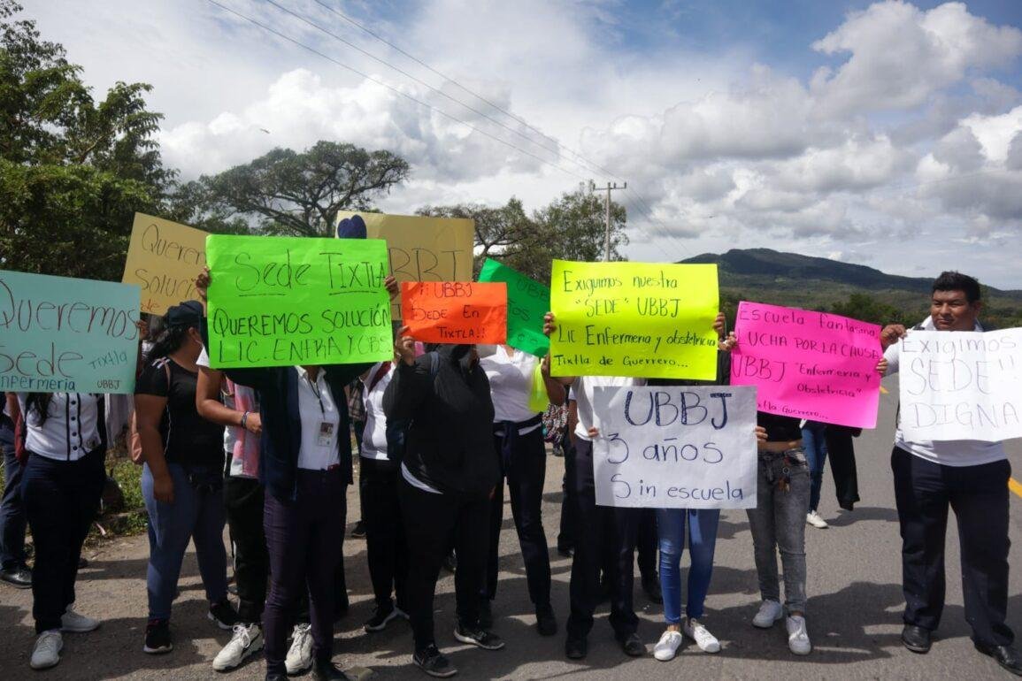 Estudiantes protestan en carretera durante visita de AMLO; el presidente los atiende y les promete solución