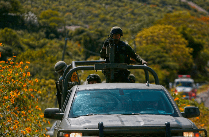 Grupo armado despoja a alcalde de su vehículo en Autopista del Sol 