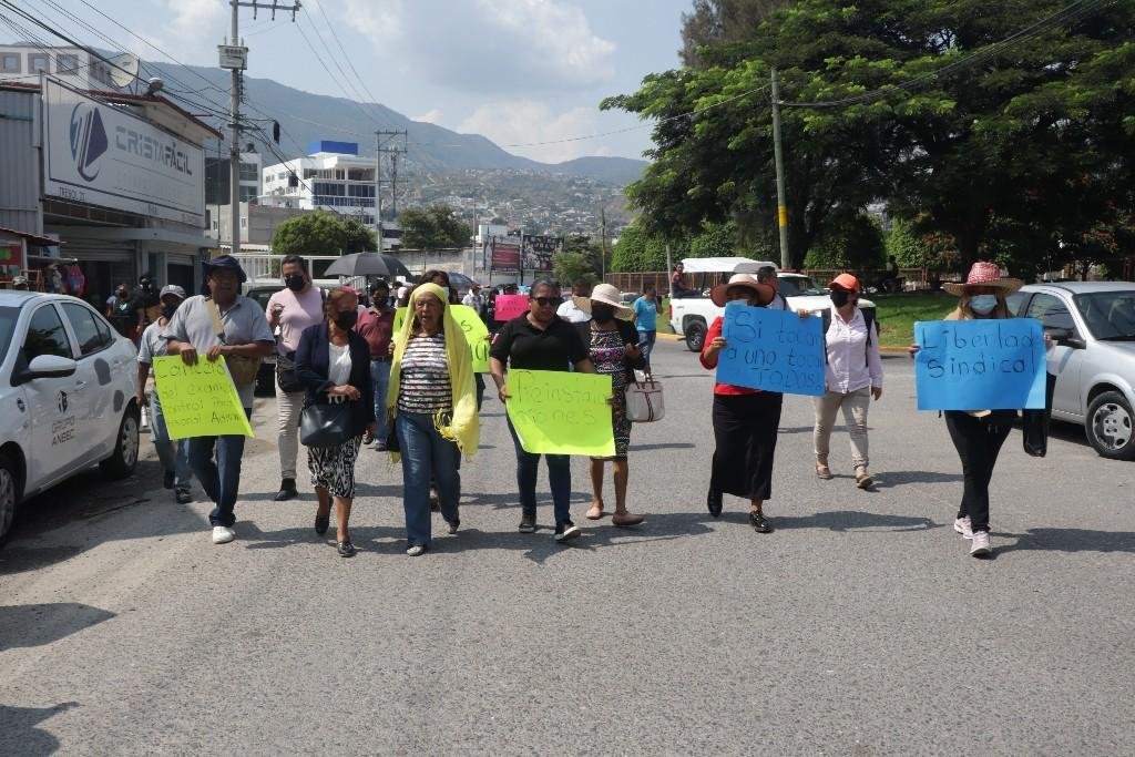 Marchan trabajadores de la Fiscalía contra despidos injustificados