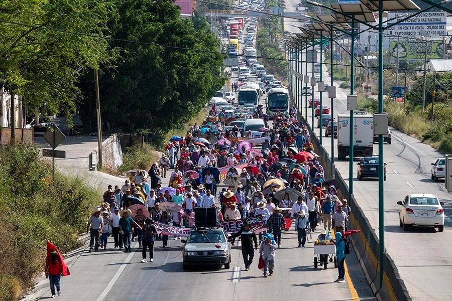 CNTE, madres y padres de los 43 marchan a CDMX, piden reinstalación de mesas de trabajo con el presidente