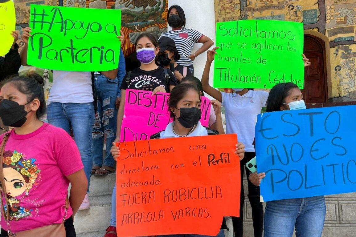 Estudiantes de partería de la Montaña protestan para exigir destitución de directora