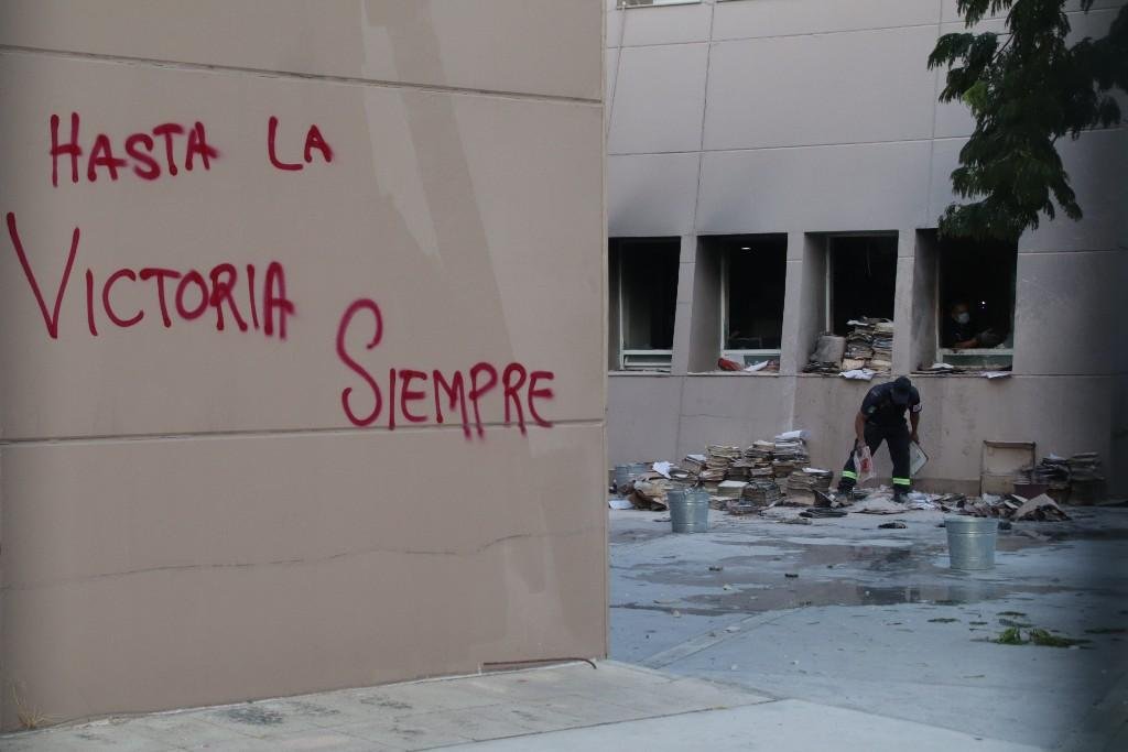 Normalistas realizan destrozos en Fiscalía para exigir justicia por asesinatos de Jorge Alexis y Gabriel
