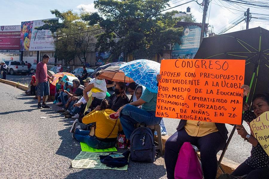 Maestros y alumnos de la Ucobi protestaron en el Congreso local; piden presupuesto 