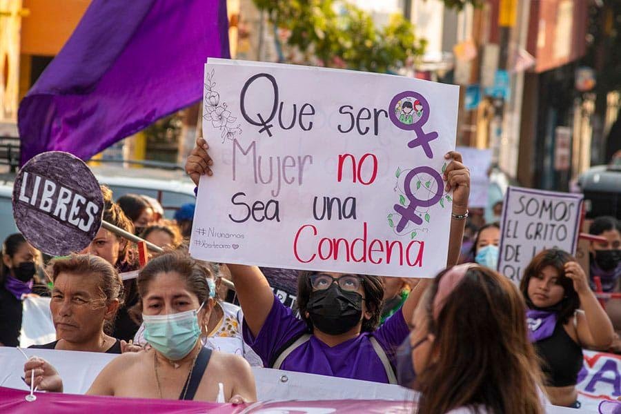 Solo 8.6% de los homicidios y 44.4% de los feminicidios han tenido sentencia en cinco años; Oaxaca y Morelos, con más impunidad