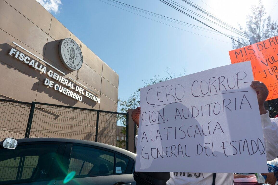 Protestan trabajadores de la FGE por despidos injustificados y contra “la militarización” de la dependencia