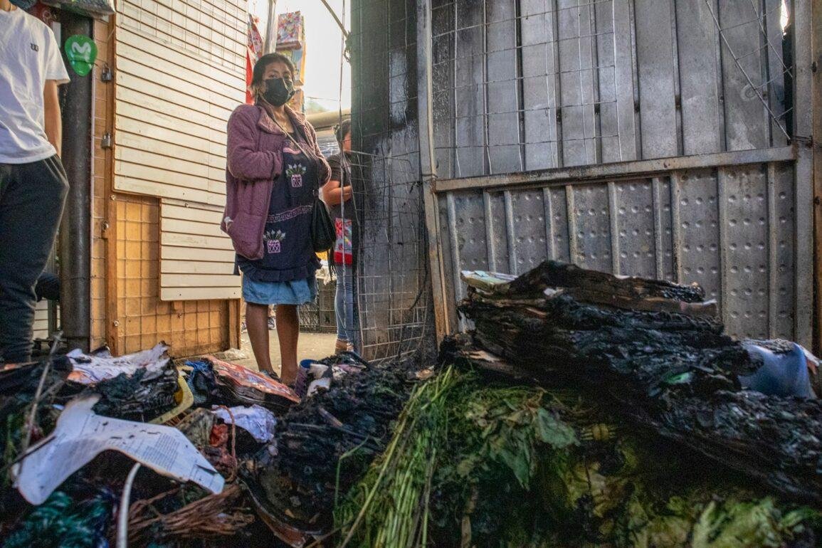 «Perdí todo», dice Teófila, una comerciante afectada por incendio en el mercado