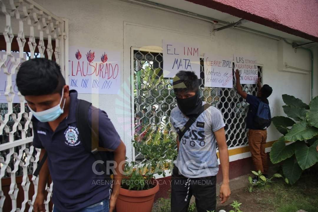 Protestan en oficinas de Migración en Acapulco para exigir la destitución del titular