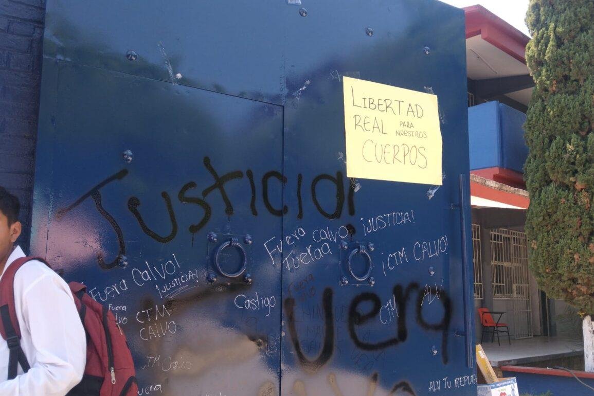 Hallan cámaras en los baños que usan estudiantes en la prepa 29 en Tixtla