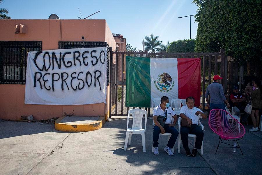 Sindicalizados del Congreso cierran las instalaciones del inmueble para presionar por una audiencia