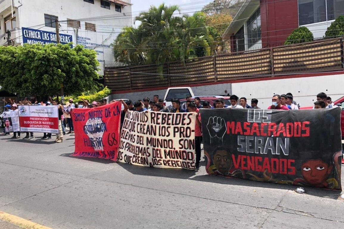 Acusan normalistas de Ayotzinapa al presidente de apropiarse del movimiento de los 43 para no resolver