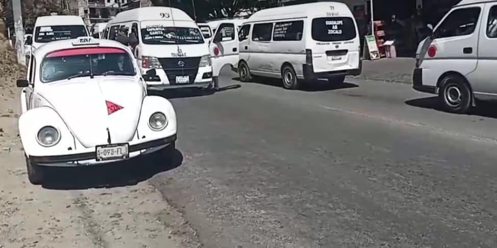 Paran servicio transportistas en Taxco por asesinato de su compañero