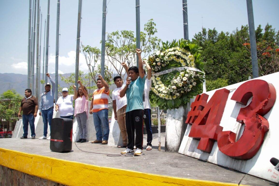 AMLO le queda a deber al caso Ayotzinapa, dicen organizaciones sociales en mitin para exigir justicia