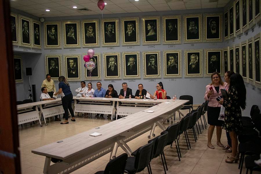 Suspenden la sesión del Congreso local para festejar el cumpleaños de una legisladora