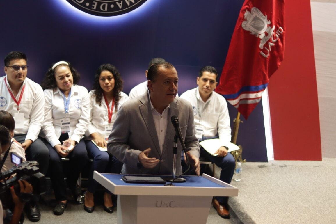 “Apoyemos a la gobernadora”, insiste Javier Saldaña durante su discurso al recibir constancia de mayoría