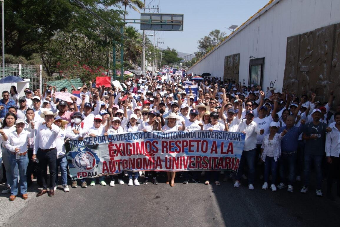 Marchan saldañistas contra quienes promovieron juicio electoral ciudadano para la Universidad por irregularidades en elección