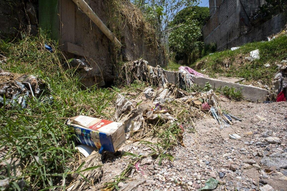 Barrancas de la capital están llenas de basura en plena temporada de lluvias