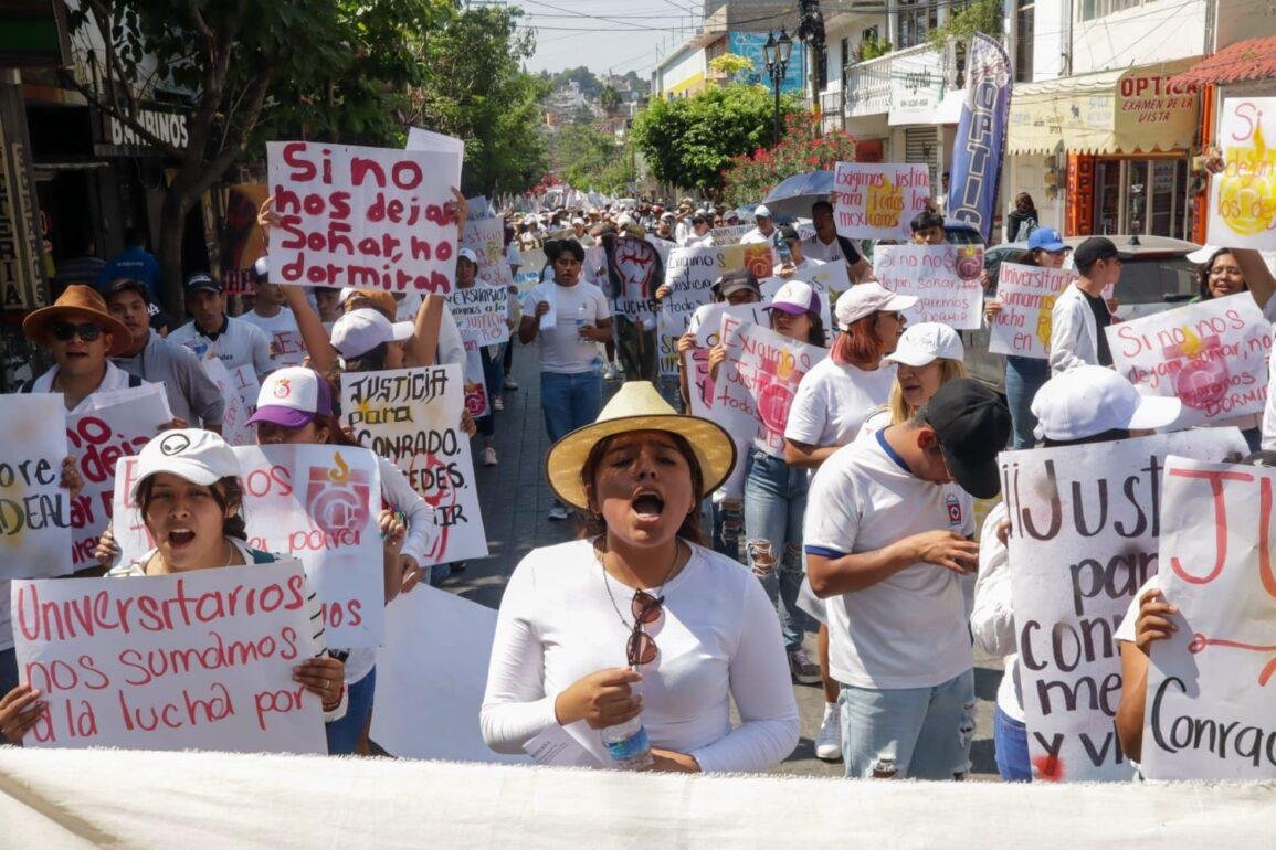 Marchan para exigir justicia por el asesinato del líder local de Antorcha Campesina