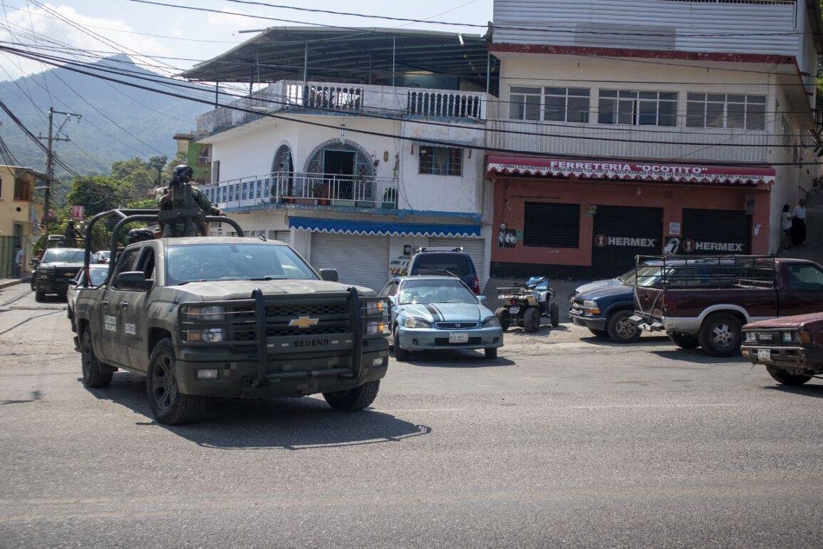 Cierran escuelas y comercios en Ocotito luego de que pobladores impidieran a Ejército detener a dos autodefensas
