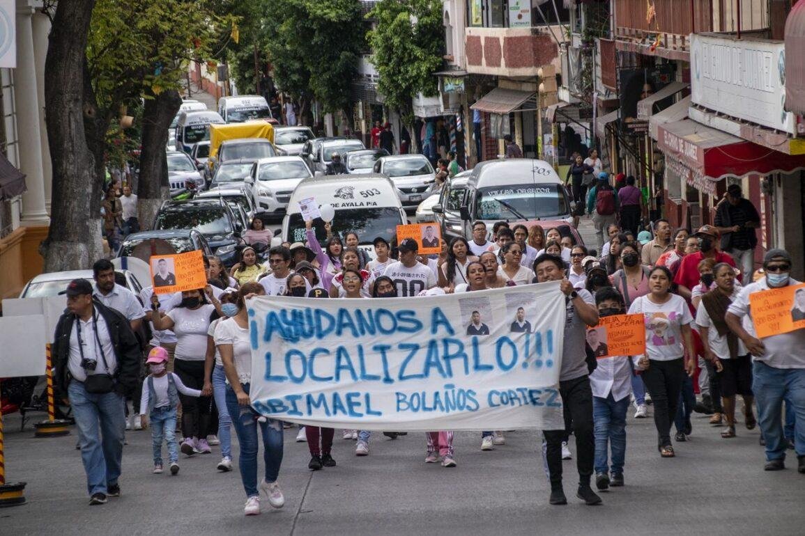 Con una marcha en Chilpancingo exigen búsqueda de estudiante desaparecido