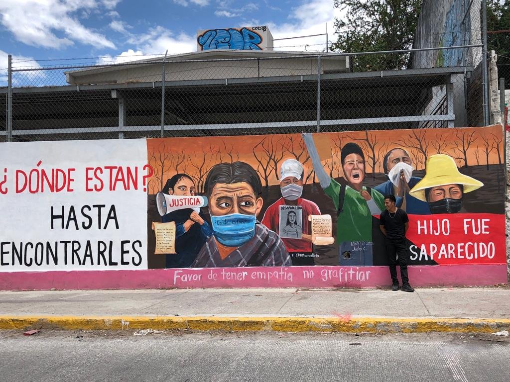 Willy, el estudiante de Ayotzinapa detrás del mural en reclamo por las personas desaparecidas