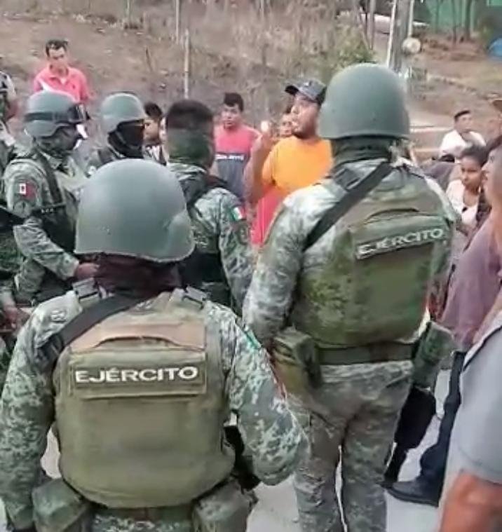 Pobladores corren a militares de Ocotito, donde hay tensión después del intento fallido de detener a dos autodefensas