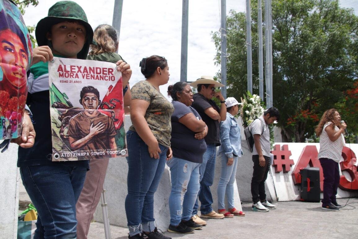 Estudiantes de Ayotzinapa y colectivos de desaparecidos lamentan la salida del GIEI