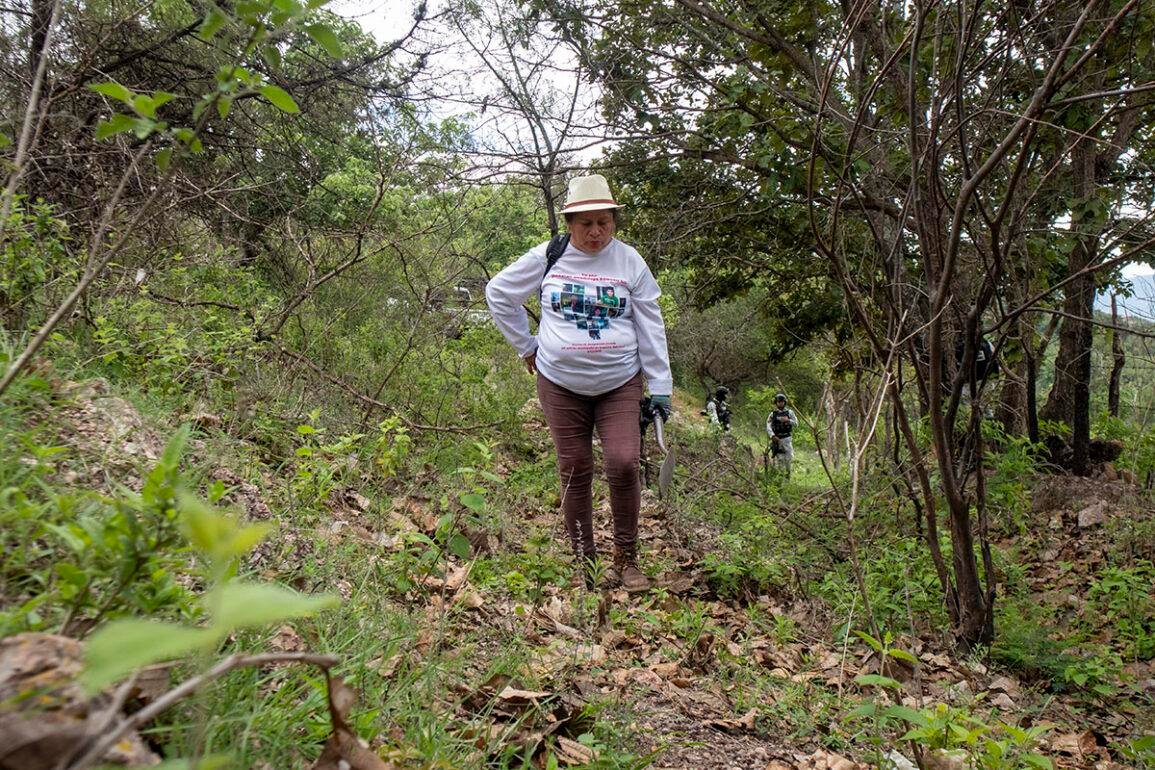 Madres en búsqueda de sus desaparecidos en terrenos de Chilpancingo deben lidiar con la actitud sobrada de peritos