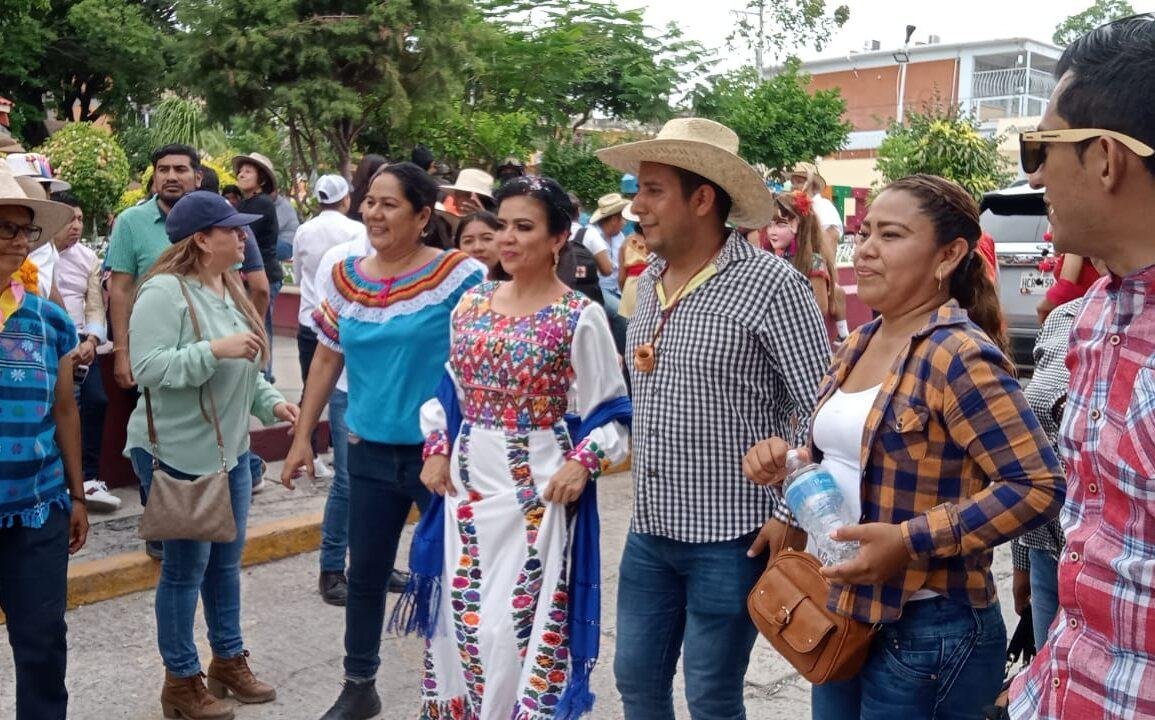 Acude a Petaquillas alcaldesa de Chilpancingo custodiada por elementos de seguridad y funcionarios municipales