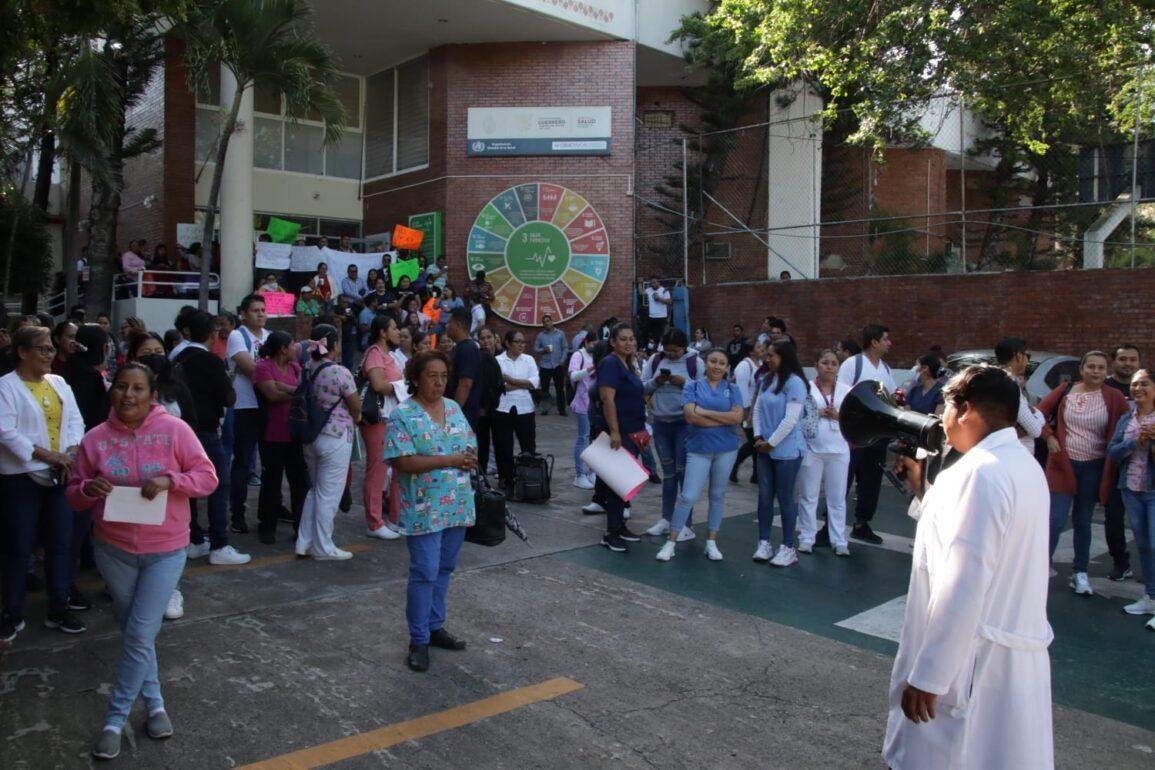 Protesta de personal médico en Chilpancingo; cumplen una semana sin que le solucionen