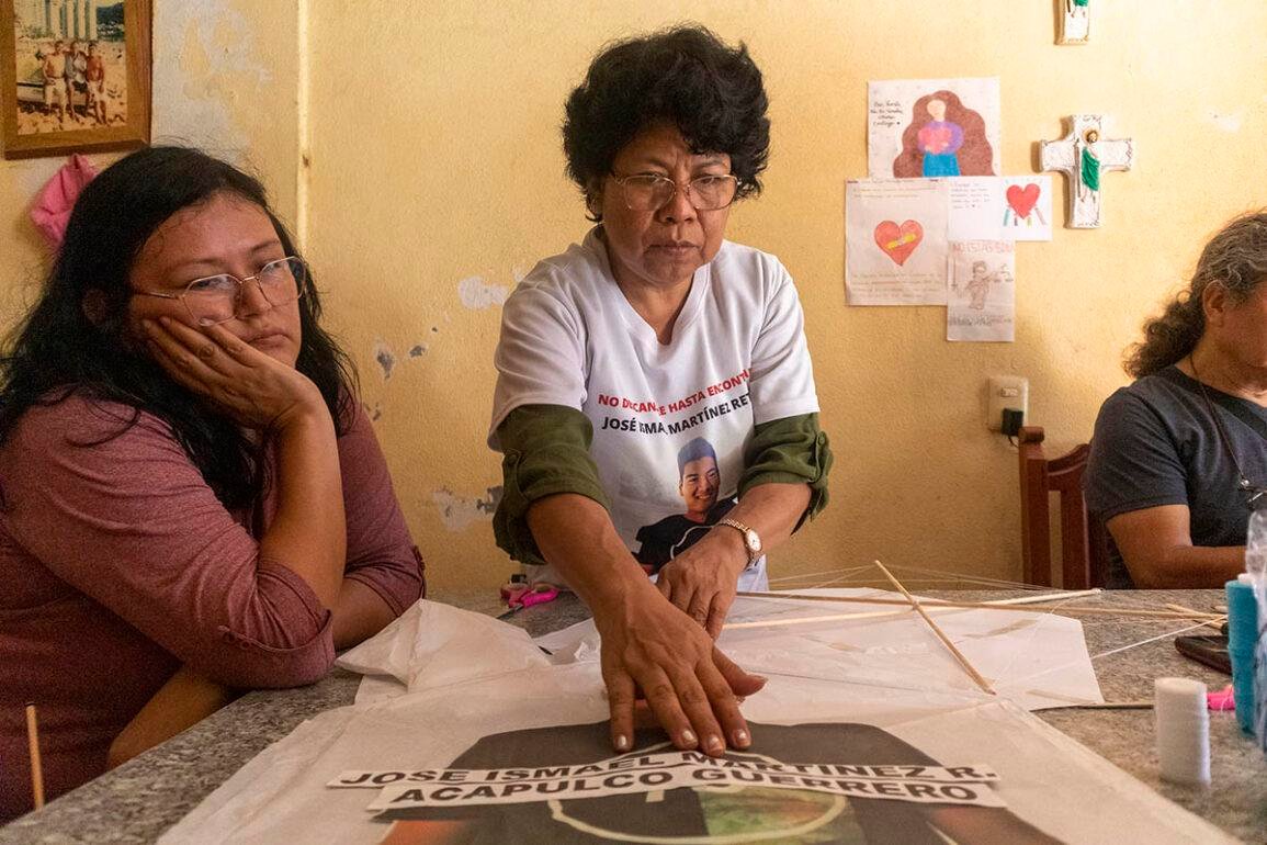 Elaboran papalotes con los rostros de desaparecidos en Acapulco