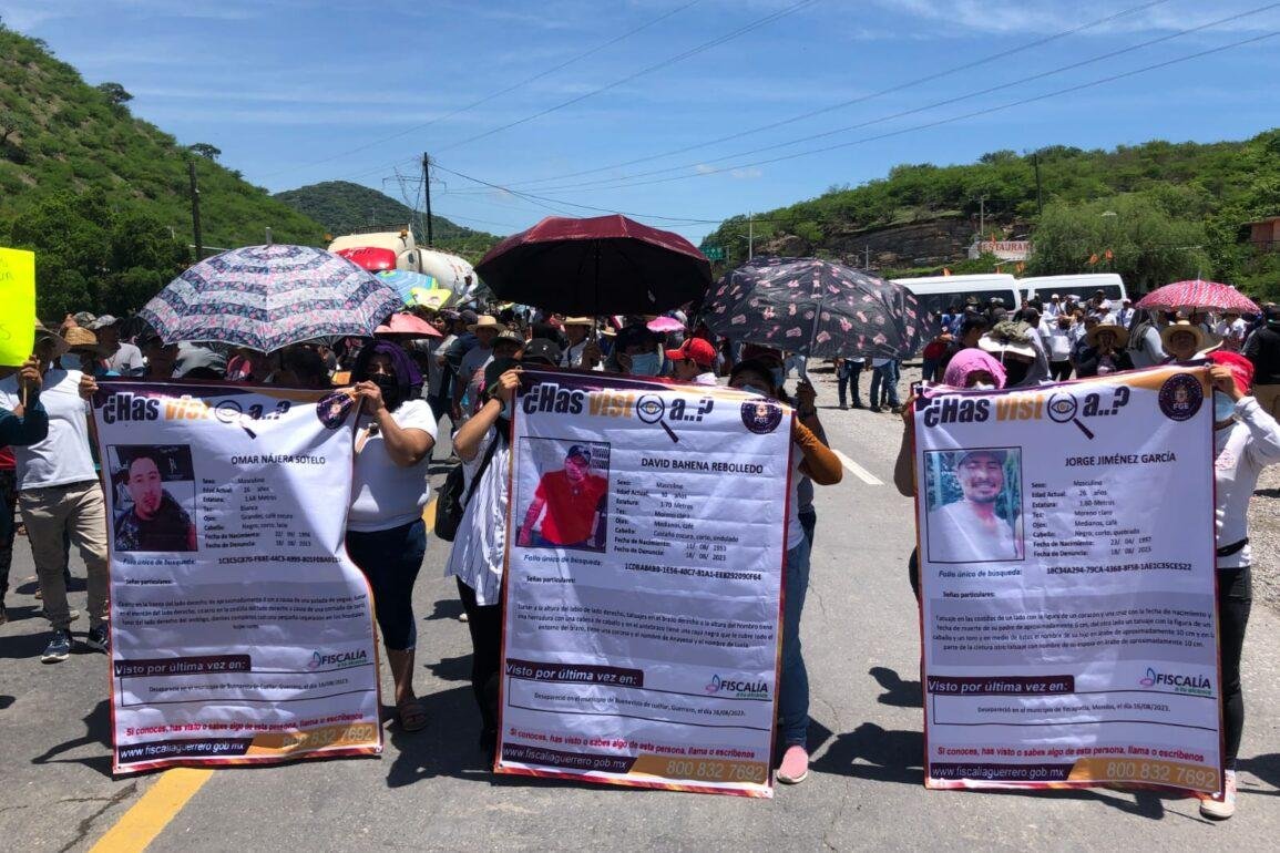 Bloquean carretera Chilpancingo-Iguala para exigir la aparición con vida de al menos 14 personas en el Balsas en tres meses