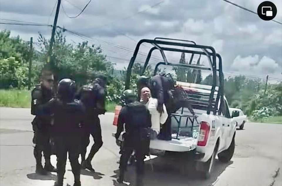 Detienen policías municipales de Tixtla a padre de uno de los 43 por supuesta falta de tránsito