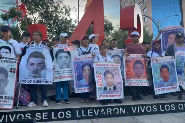 Piden madres y padres de los 43 al presidente más de 800 documentos que ...