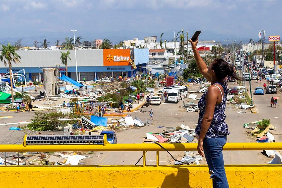 La gente incomunicada y Félix Salgado presume internet en su casa de Acapulco