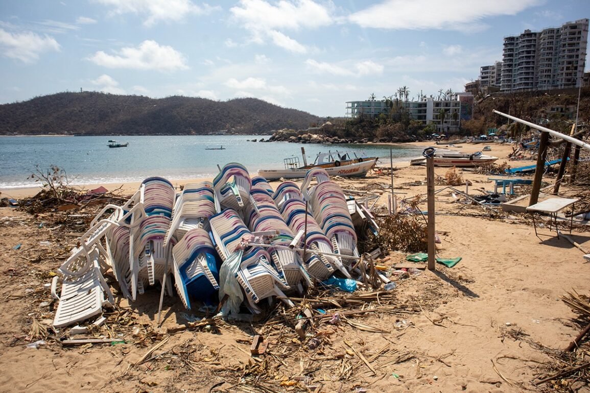 Reactivarán en diciembre servicios turísticos en Acapulco, aun en medio de los daños