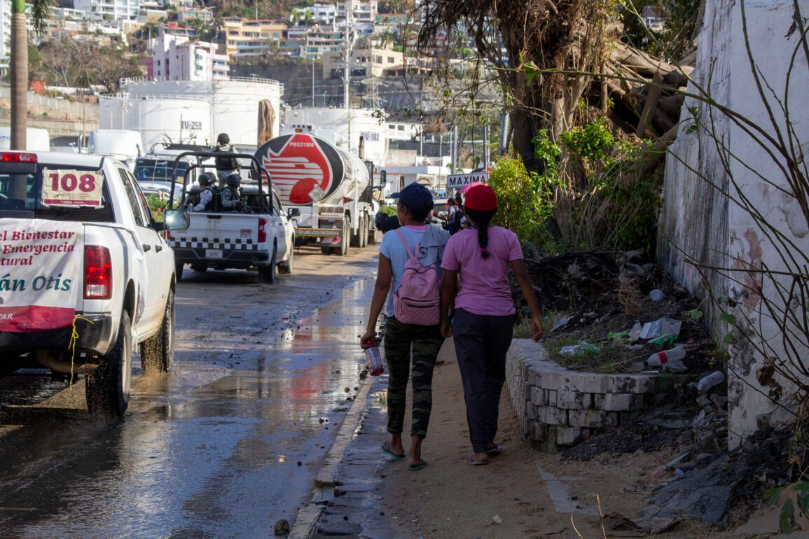 Habitantes de comunidades rurales de Acapulco caminan hasta hallar señal para avisar a sus familias de su paradero