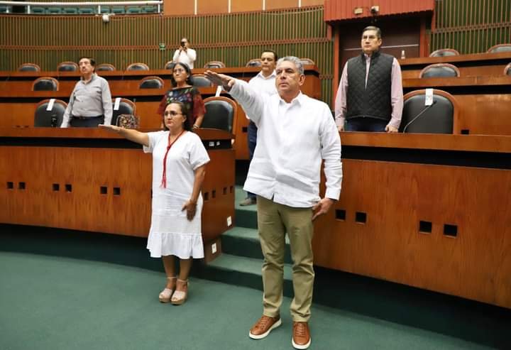 Rinde protesta alcalde interino de Petatlán en Congreso local