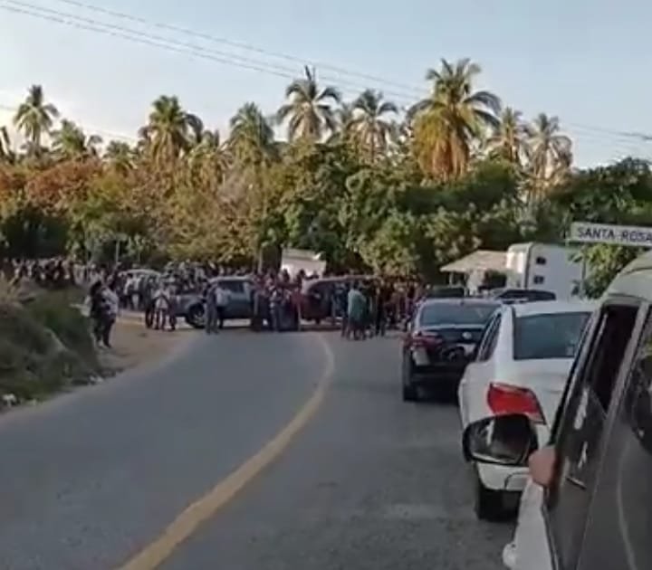Bloqueos de carreteras en Petatlán después de registrarse enfrentamiento entre civiles armados y Guardia Nacional