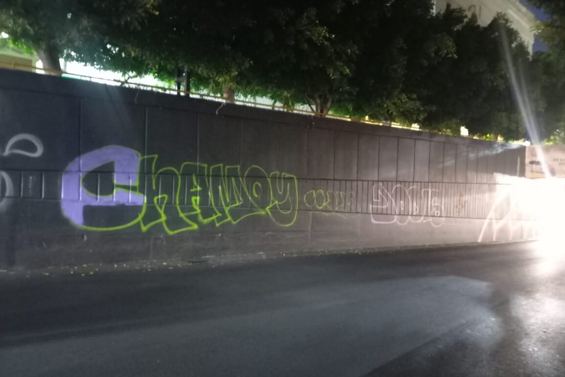 Grafitean mural que causó polémica por jaguares futuristas