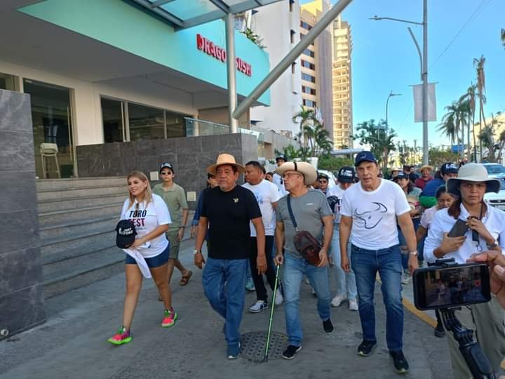 Por su cumpleaños, Félix Salgado pone a funcionarios estatales a limpiar playas de Acapulco