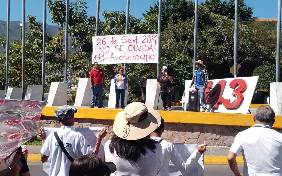 Ausentes estudiantes de Ayotzinapa y madres y padres al mitin del 26 para exigir justicia