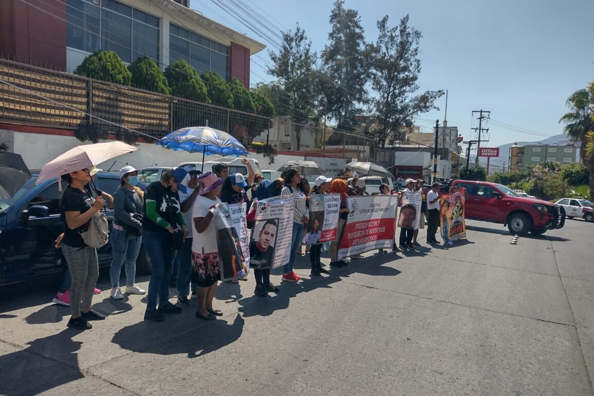 Colectivo de desaparecidos realizan mitin para exigir justicia por los 43 desaparecidos de Ayotzinapa